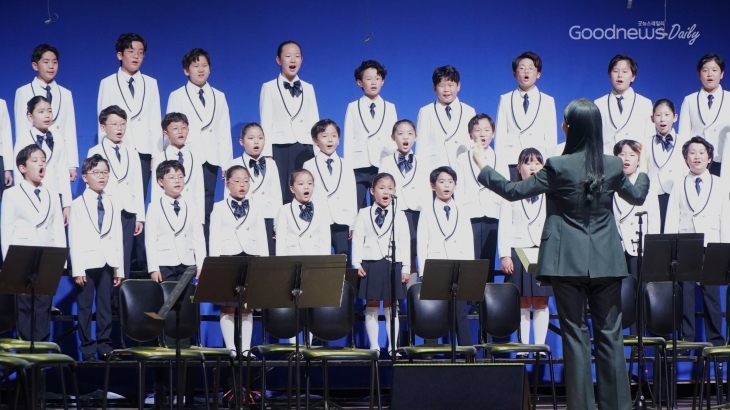 마지막 날 저녁, 새소리어린이합창단이 특별 공연을 선보이며 큰 호응을 받았다.