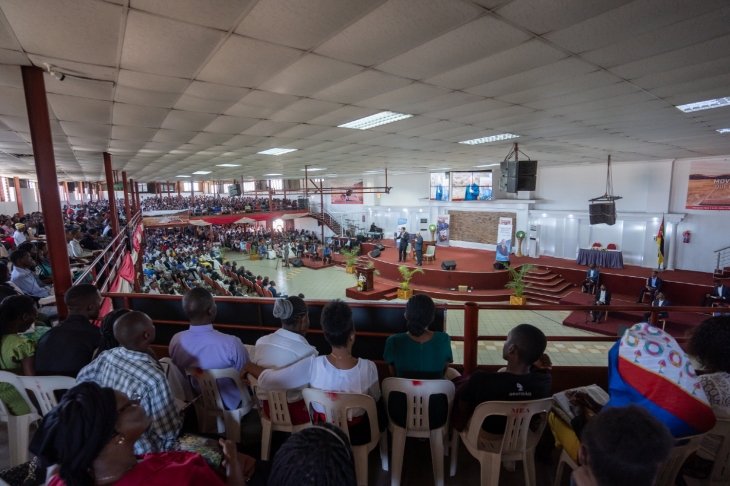 예배당을 가득 채운 모잠비크 사람들에게 복음이 전해지고 있다