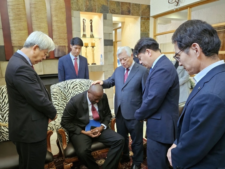 박옥수목사에게 기도를 요청한 음니소 러쎌 다미니 신임 총리