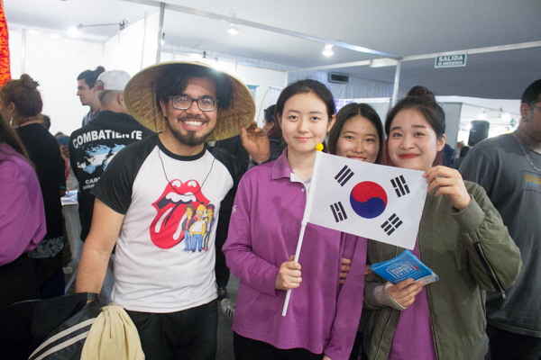 한국 GNC 단원들과 기념 사진을 찍고 있는 메를로 대학생