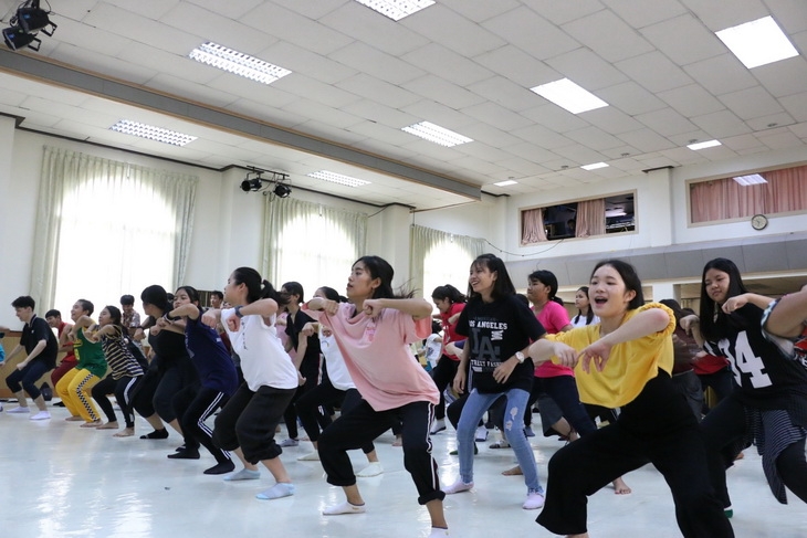 댄스의 기본 동작부터 차근 차근 배워 나가는 학생들