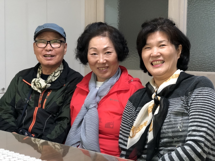 구원을 받은 김동곤 씨 부부와 강영란 자매(맨 오른쪽)