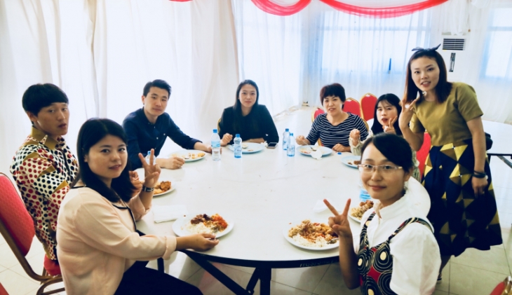 오전 집회 후 점심을 먹는 중국인 단기선교사들과 이광보 목사와 동행한 형제 자매들