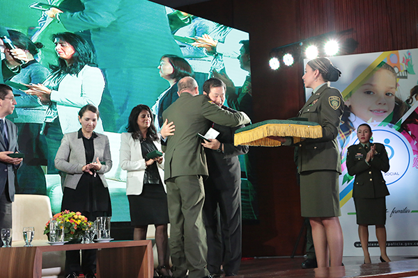 강사 임민철 목사가 공로 메달을 수여받고 있다.