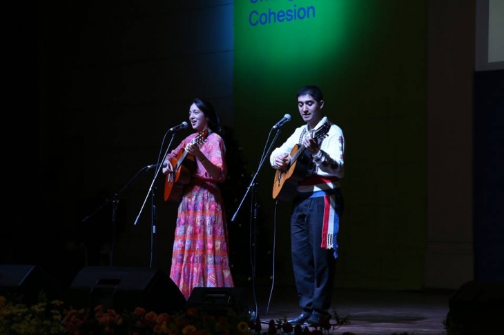 파라과이의 전통 노래를 부르는 에스페란사(소망) 그룹<br>