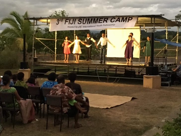 미국 문화 댄스를 공연중인 피지 형제 자매들
