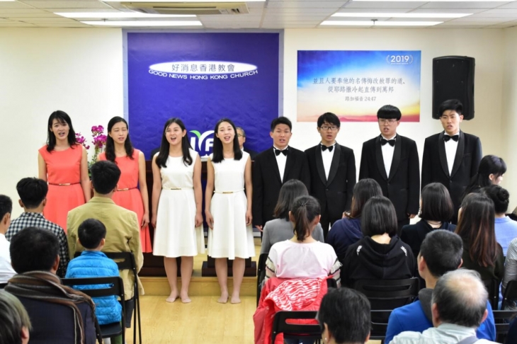 공연하고 있는 중국 새소리합창단
