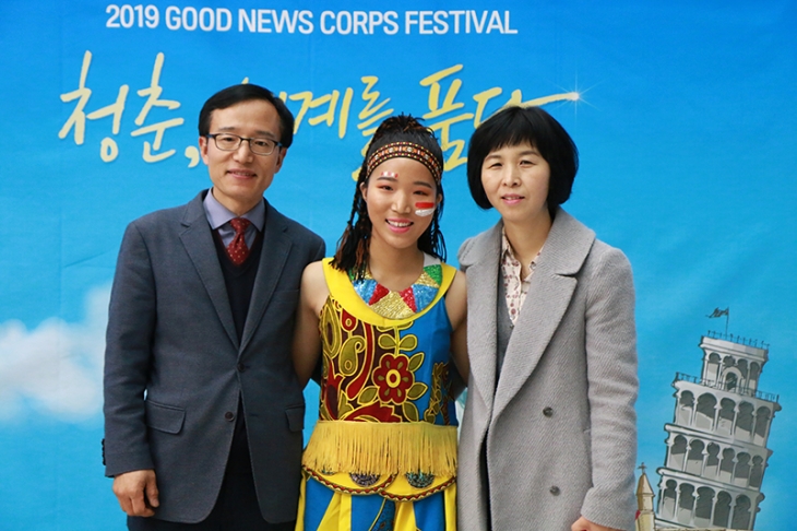 부모님과 기념사진 찍는 김은진 단원