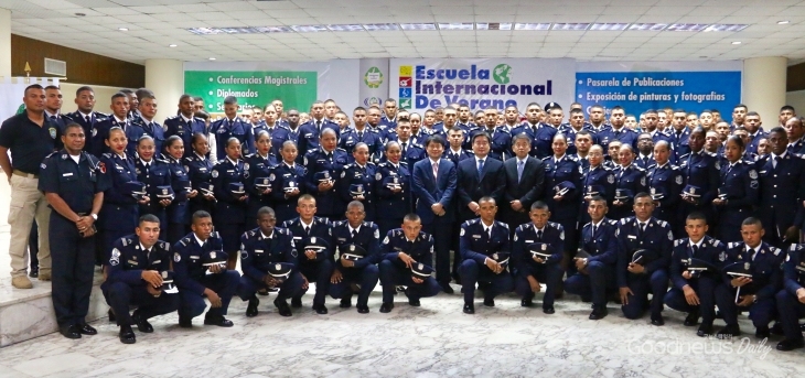 경찰학교 학생들과 단체사진