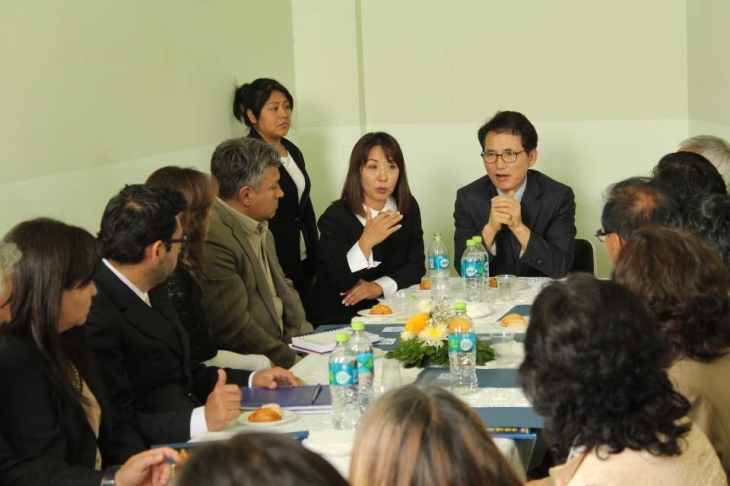 산 시몬 국립대학교(UMSS) 관계자들과의 모임중인 김기성 목사