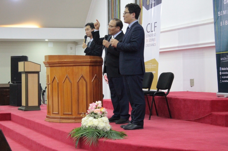 참석자들에게 죄 사함에 대해 설명하는 김영교 목사