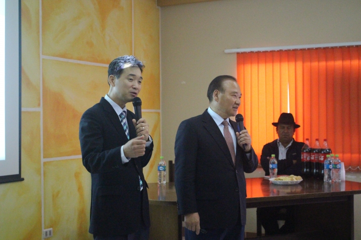 메까빠까(Mecapaca) 시청직원들에게 강연을 하는 김영교 목사