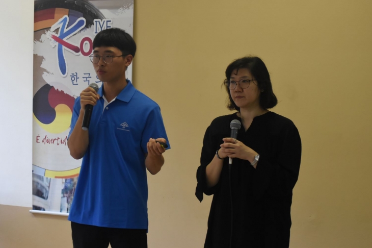 참가자들에게 마인드 강연을 하고 있는 단기선교사 정준영(왼쪽)
