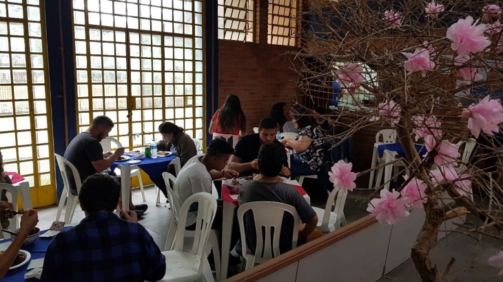 한국 음식을 먹고 있는 참가자들