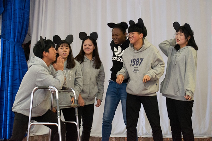 ‘쥐 복음’ 연극을 하는 콜롬비아 단기 선교사들