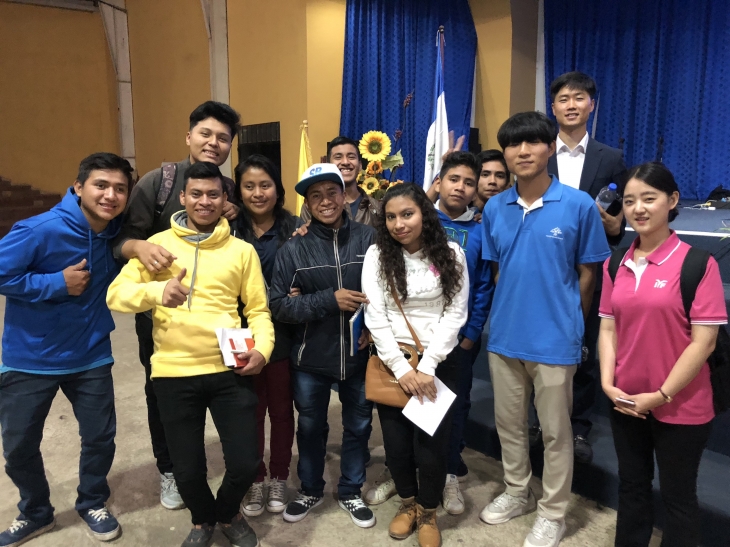 청년집회에 참석한 청년들과 온두라스 단기선교사들