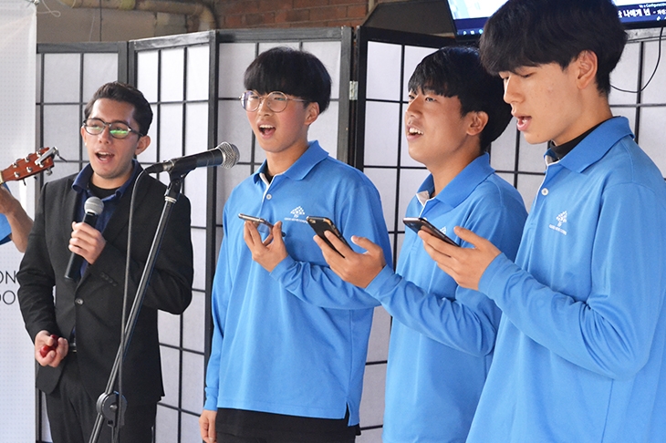 한국 단기들과 현지 청년들의 노래 사진
