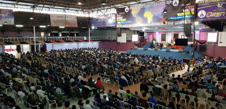 1,500명의 목회자들이 수련회에 참석하여 강사 이헌목 목사의 말씀을 듣고 있다.