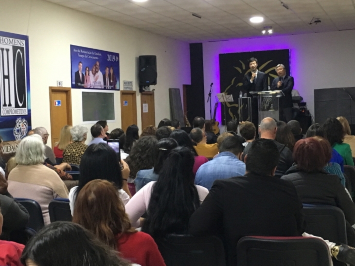 포르투갈 북쪽 도시 Espinho의 ‘새 삶의 교회’에서 복음의 메시지를 전하는 배종근 목사