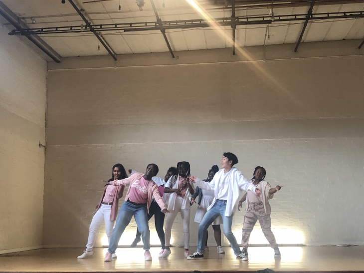 K-pop 댄스 교실 학생들이 준비한 댄스