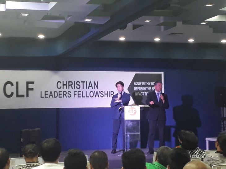 CLF에서 기독교 지도자들에게 메시지를 전하는 김재홍 목사