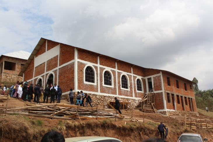 수도 부줌부라에서 2시간 가량 떨어진 기쁜소식 카얀자 교회