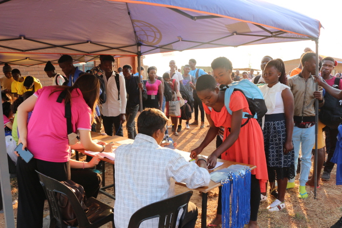 캠프에 참석하기 위해 많은 학생들이 접수를 하고있다.