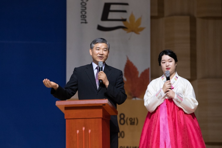 다문화 한가위 힐링콘서트 강연을 하고 있는 김재홍 목사
