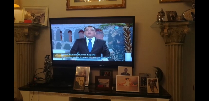 적도 기니에서 TV 생방송으로 시청 중인 모습