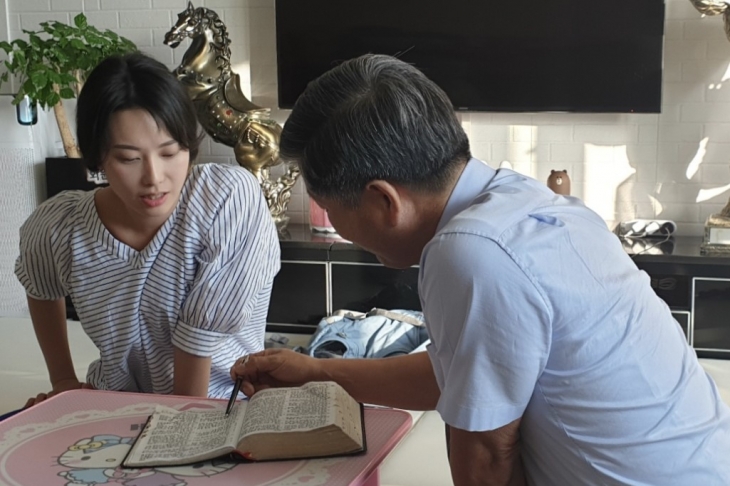 한형수 목사와 교제를 하고 있는 박미나 씨(왼쪽)
