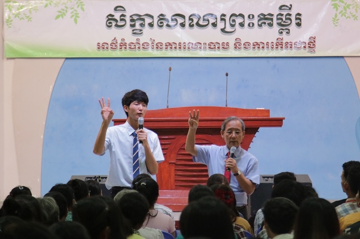 오전A 시간, 강사 프놈펜 침례교회의 하철 목사는 ‘큰 구원을 바라보는 하나님의 눈과 우리의 눈이 다르다.’며 의인이 된 성도들이 앞으로 믿음으로 복음을 위해 살기를 바란다고 전했다.