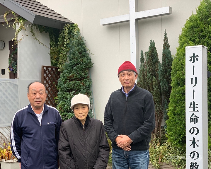 사이토 목사가 전도했던 사사키코씨는 집회에 참석하기 위해 3시간 떨어진 아키타 지역에서 이곳까지 방문해주었다. (오른쪽이 사사키코씨.)