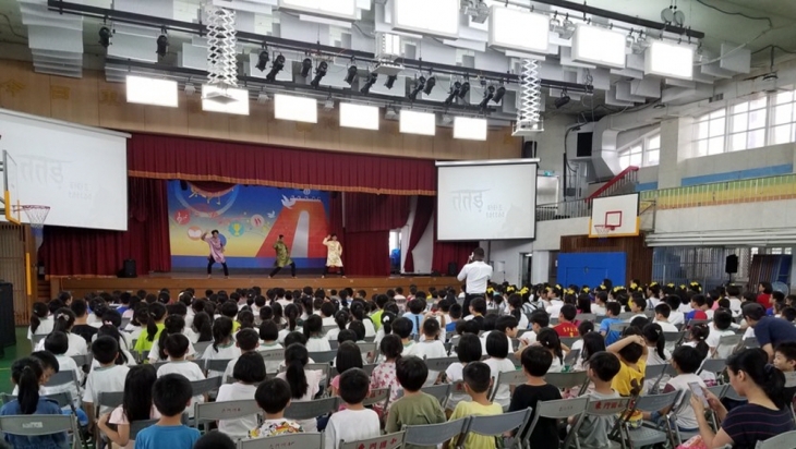 지난 6월에 동문초등학교에 초대받아 단원들이 함께했던 문화교류 공연 장면