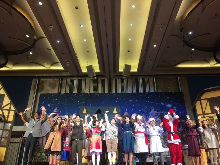크리스마스 칸타타의 모든 공연이 끝나자 학생들이 기립해서 박수를 치며 환호해주었다.