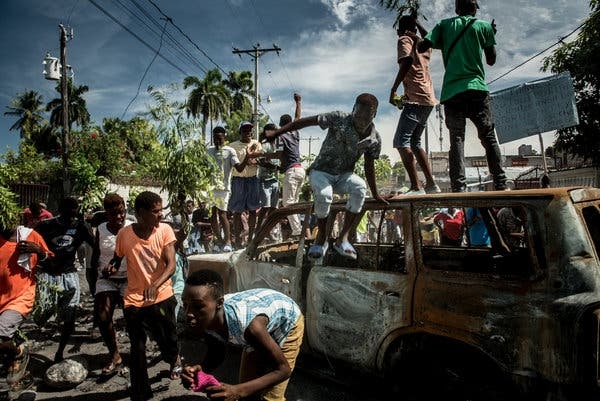 아이티 길거리에서 시위하고 있는 사람들