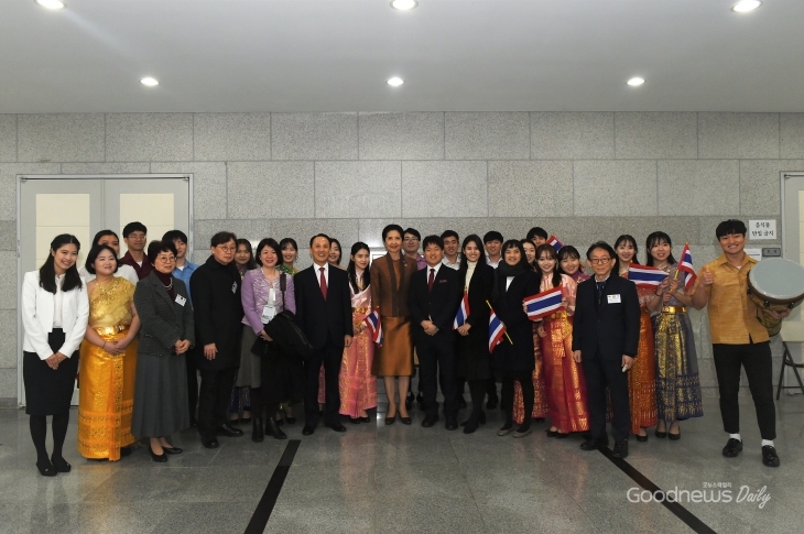 태국 총리 부인 나라펀 짠오차를 환영하는 IYF 학생들의 환영 아카펠라