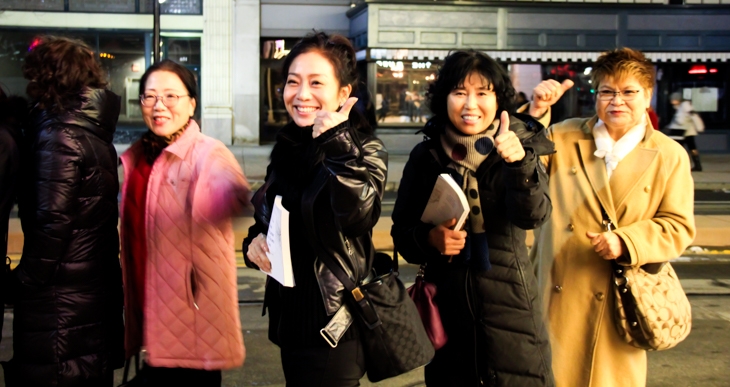 감동을 받은 캐나다 한인회의 변혜영씨(왼쪽에서 두번째)
