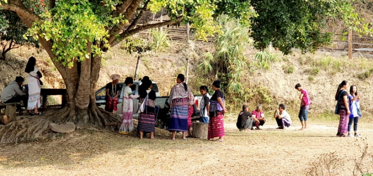 전통복을 입은 치앙마이 깔리앙족 마을 사람들