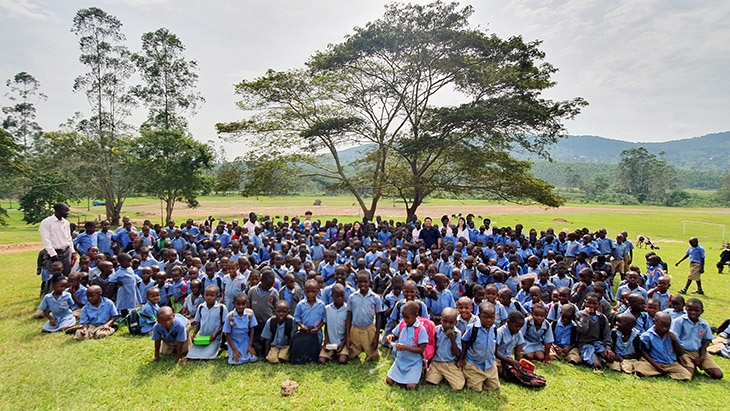 가냐나 학교 학생, 교사들과의 단체사진