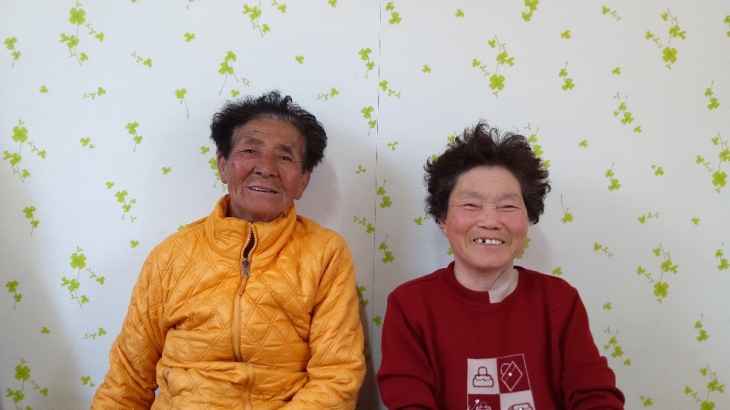 복음을 듣고 기뻐하는 성위조모친(81세 왼쪽) 과 전도한 박정자 자매(오른쪽)