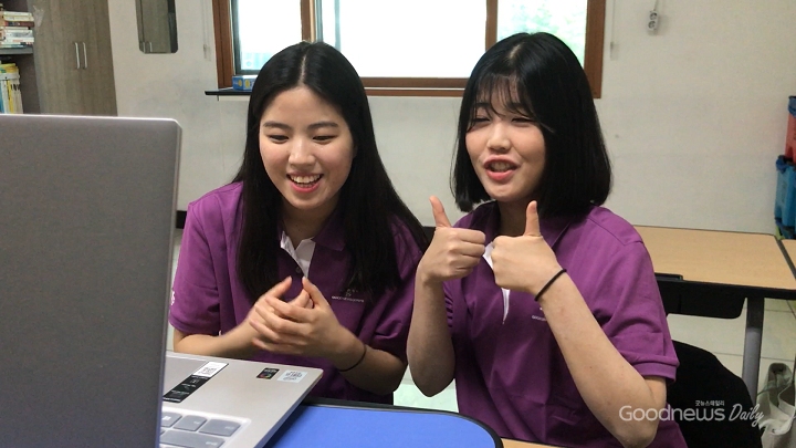 한국어 클래스를 하고 있는 모습