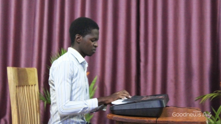 우간다 음악학교 학생 Ronald