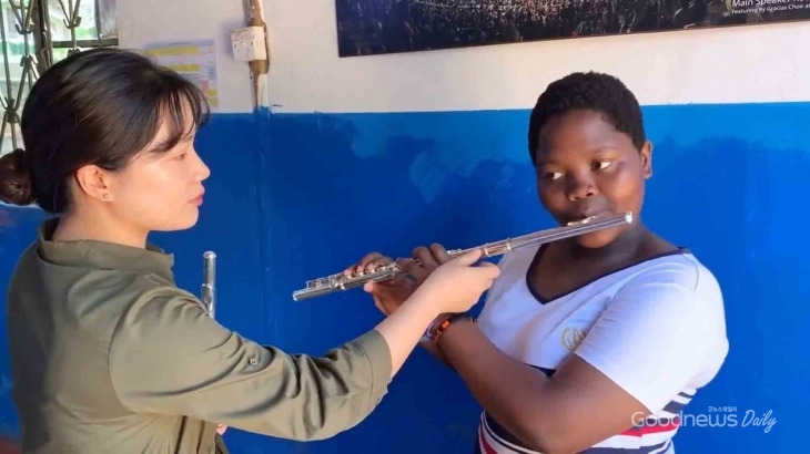 우간다 새소리 음악학교 학생에게 플룻을 가르치는 박주은 교사
