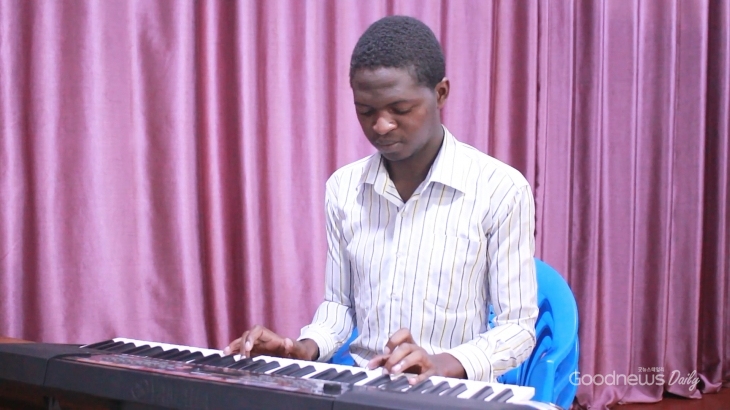 우간다 새소리음악학교 학생 로날드