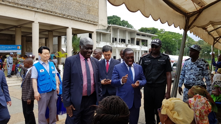 코트디부아르 의료봉사를 돌아보는 아비장 시장과 보건부 장관(가운데)