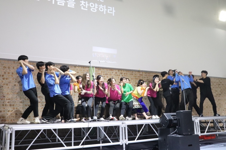 노래와 함께 단막극을 선 보이는 호주 청년들과 자원봉사자 학생들