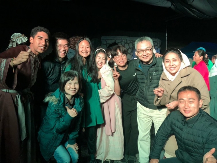공연 후 배우들과 함께 사진을 찍은 우원롱형제 가족(뒷줄 왼쪽에서 두번째 남성이 우위안, 그 오른쪽 여성이 우이핑)
