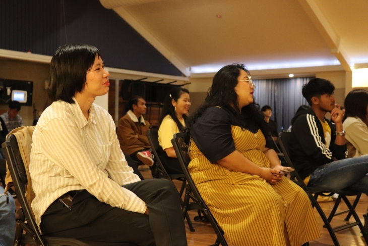 집회에 참석하여 복음을 듣고 있는 미얀마 사람들