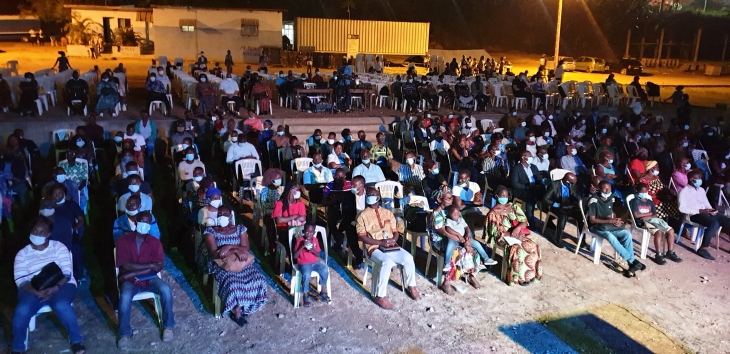 코트디부아르_교회에 모여 수양회를 참석하고 있는 사람들