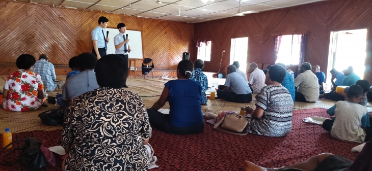 피지 감리교 나몰리 디비젼 교인들이 이정도 목사의 말씀을 듣고 있다.